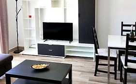 Luxury 2 Bedroom Apt 2 Min From Beach